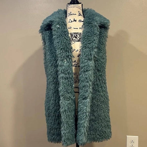 UGG Tammie Faux Fur Vest - Picture 3 of 7